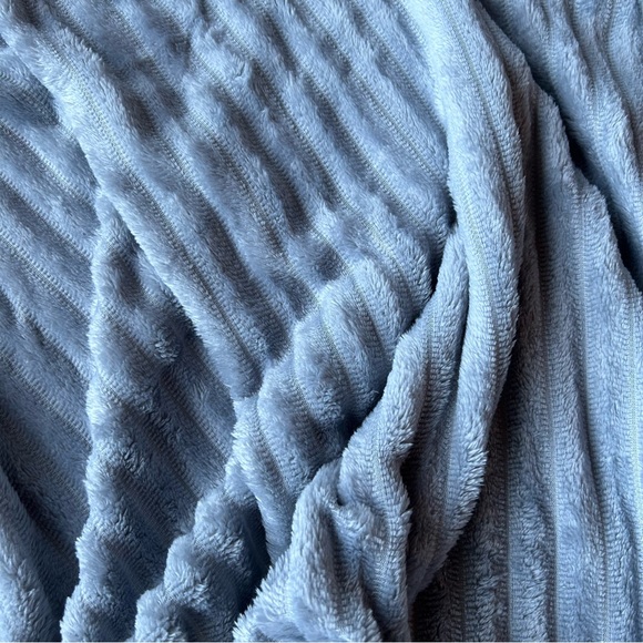 100cm X 70cm ~ Soft Fleecy Blanket ~ Brand New! - Picture 2 of 6